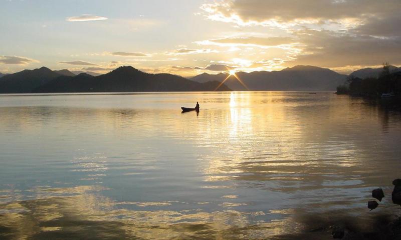半山湖