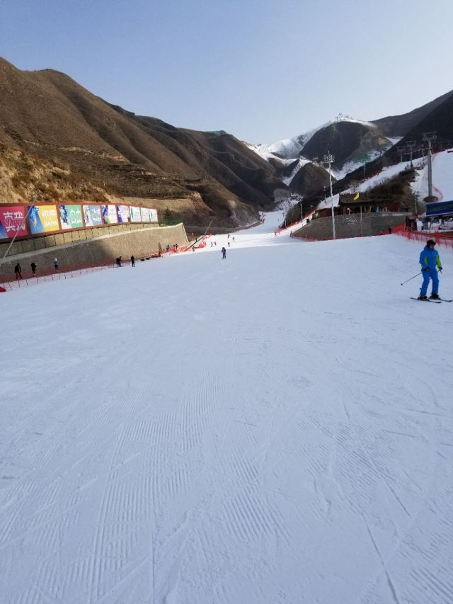 鹤岗凤凰山滑雪场图片