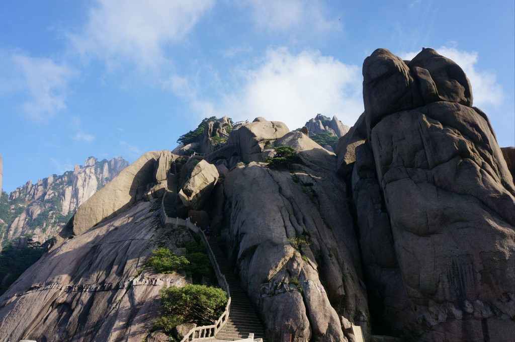 天都峰位於黃山東南,西對蓮花峰,東連缽盂峰,與光明頂