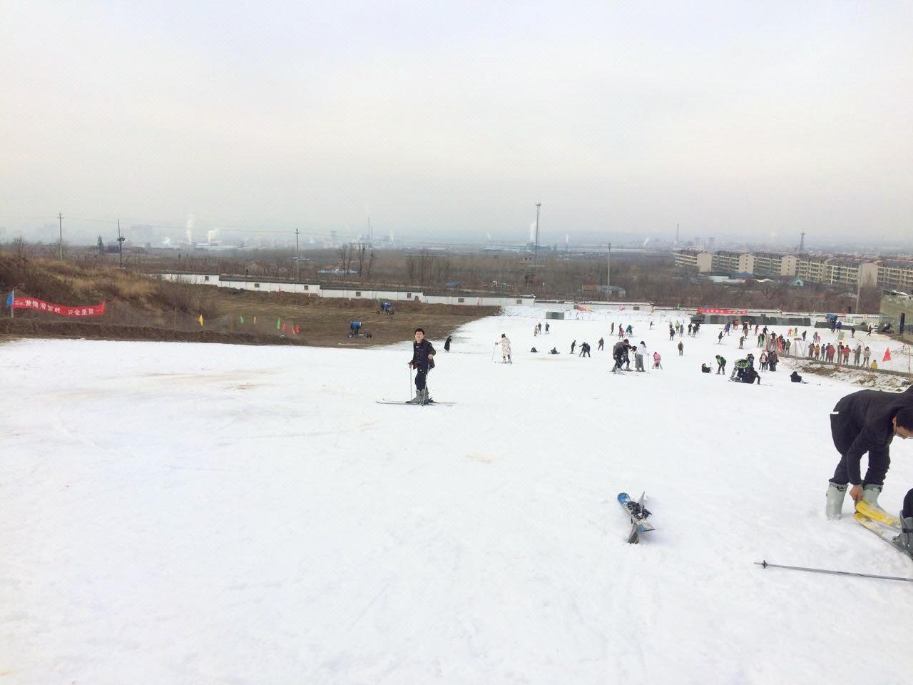 齐乐梦华嬉雪乐园（原梓橦山滑雪...