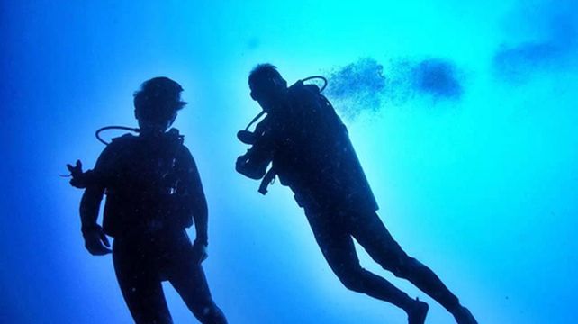 2021年6月美国马萨诸塞州科德角海岸的海面风平浪静56岁的迈克尔·帕卡德熟练地穿