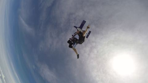 高空跳伞 极限运动 【酒店接送 专业陪跳 视频套餐 4000米高空俯冲】