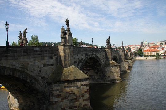 河上修建的十八座桥梁中的第一座桥,是一座仿罗马天使桥的哥特式石桥