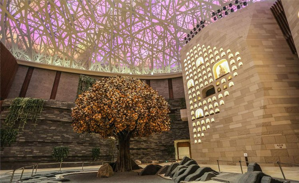 舞台的左右两边分别有一颗树,左边为无忧树,右边为菩提树.