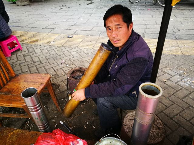 罗平街上市民抽这水烟