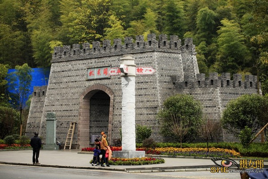 闽浙赣三省交界处.左去福建,右去江西这边是浙江.