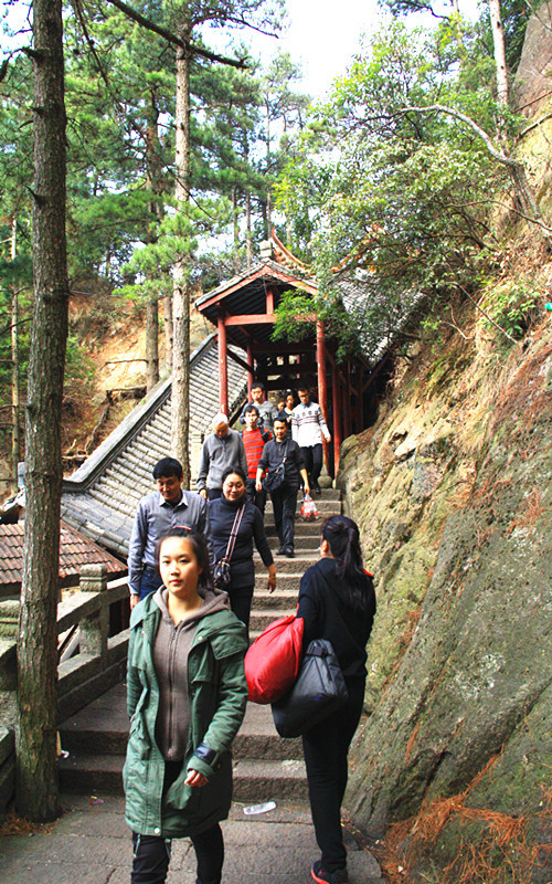 主要景點:十王峰 蠟燭峰 天台峰 一線天 大鵬聽經石庵 觀音峰上院 古