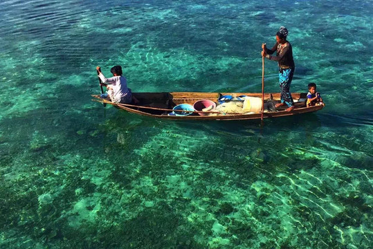 一条条漂浮小船其实属于当地的渔民,他们划着小木船出海捕鱼,世代如此