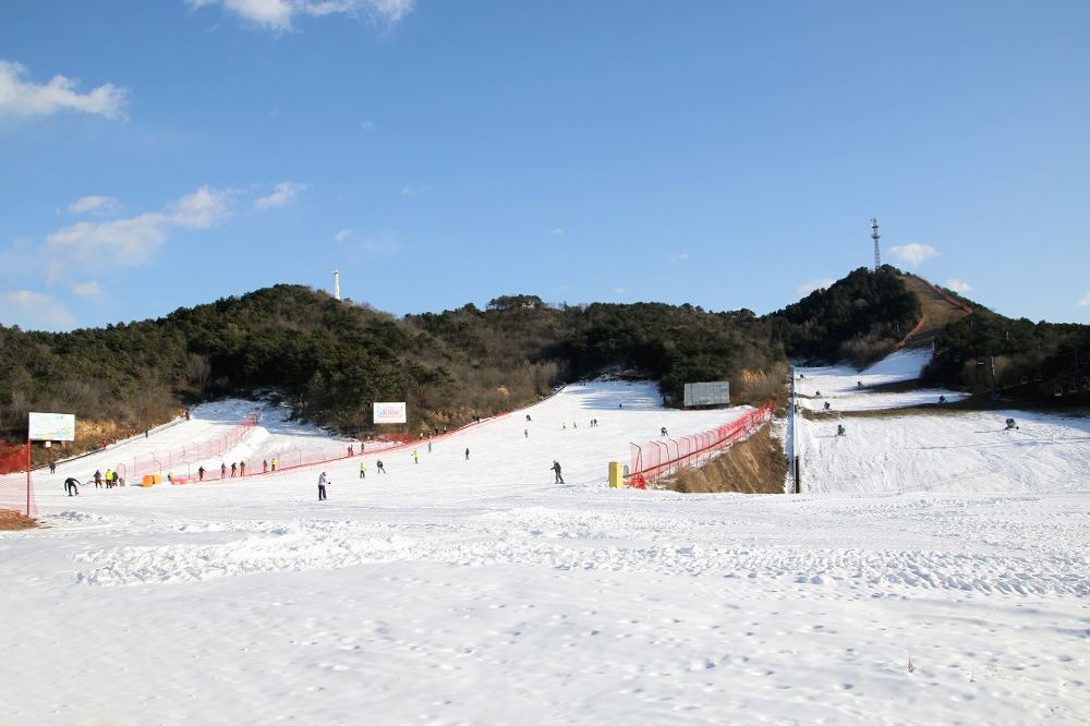 北京云佛山滑雪场总占地面积为45万平方米的雪道,按照国际标准