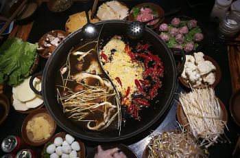 【携程美食林】重庆较场口夜市小吃街电话\/地