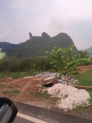   去银子岩的路上经过一个人仔山