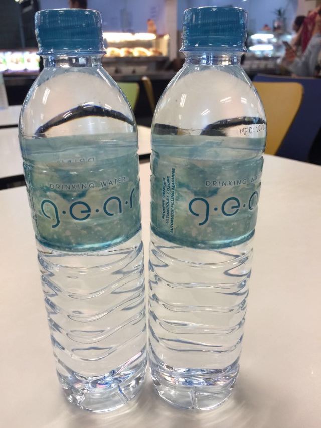 所有的矿泉水在瓶口都有密封的塑料薄膜,感觉很卫生,绝对安全,走到