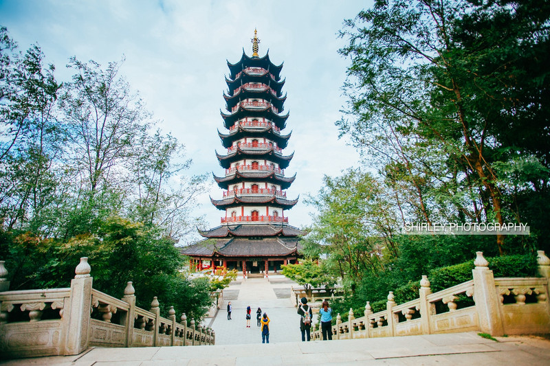 来张家港必游香山,游香山必登聆风宝塔.