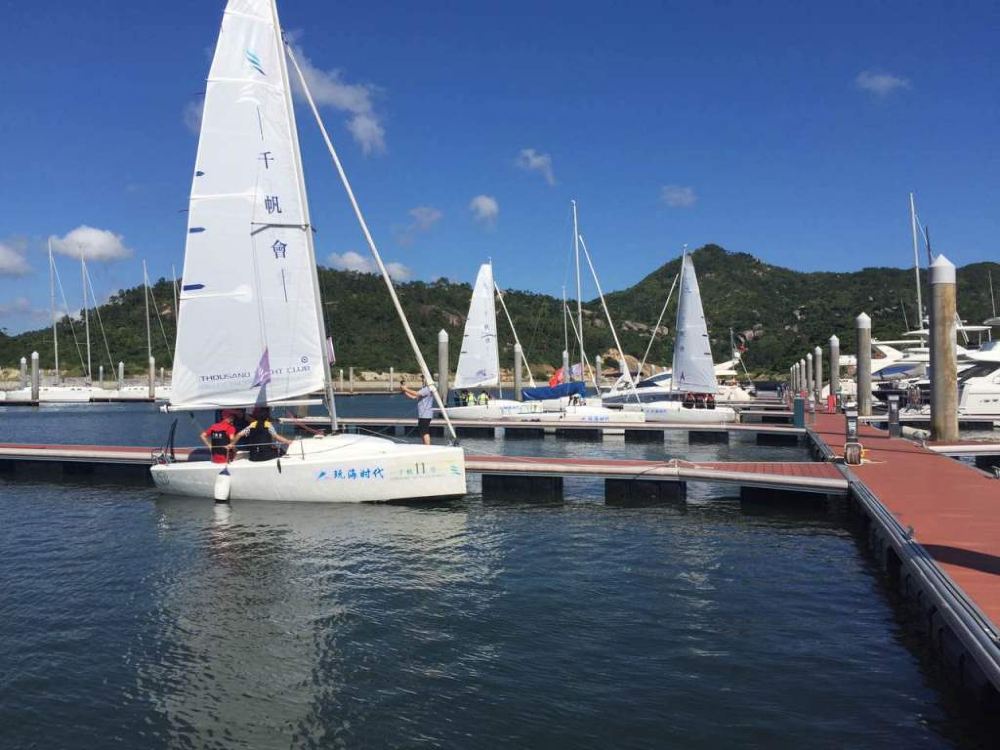 惠州巽寮湾玩海时代帆船体验23尺