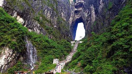 张家界天门山国家森林公园 天门山玻璃栈道 鬼谷栈道一日游 纯玩无购物 市区免费接送 深度体验 线路推荐 携程玩乐