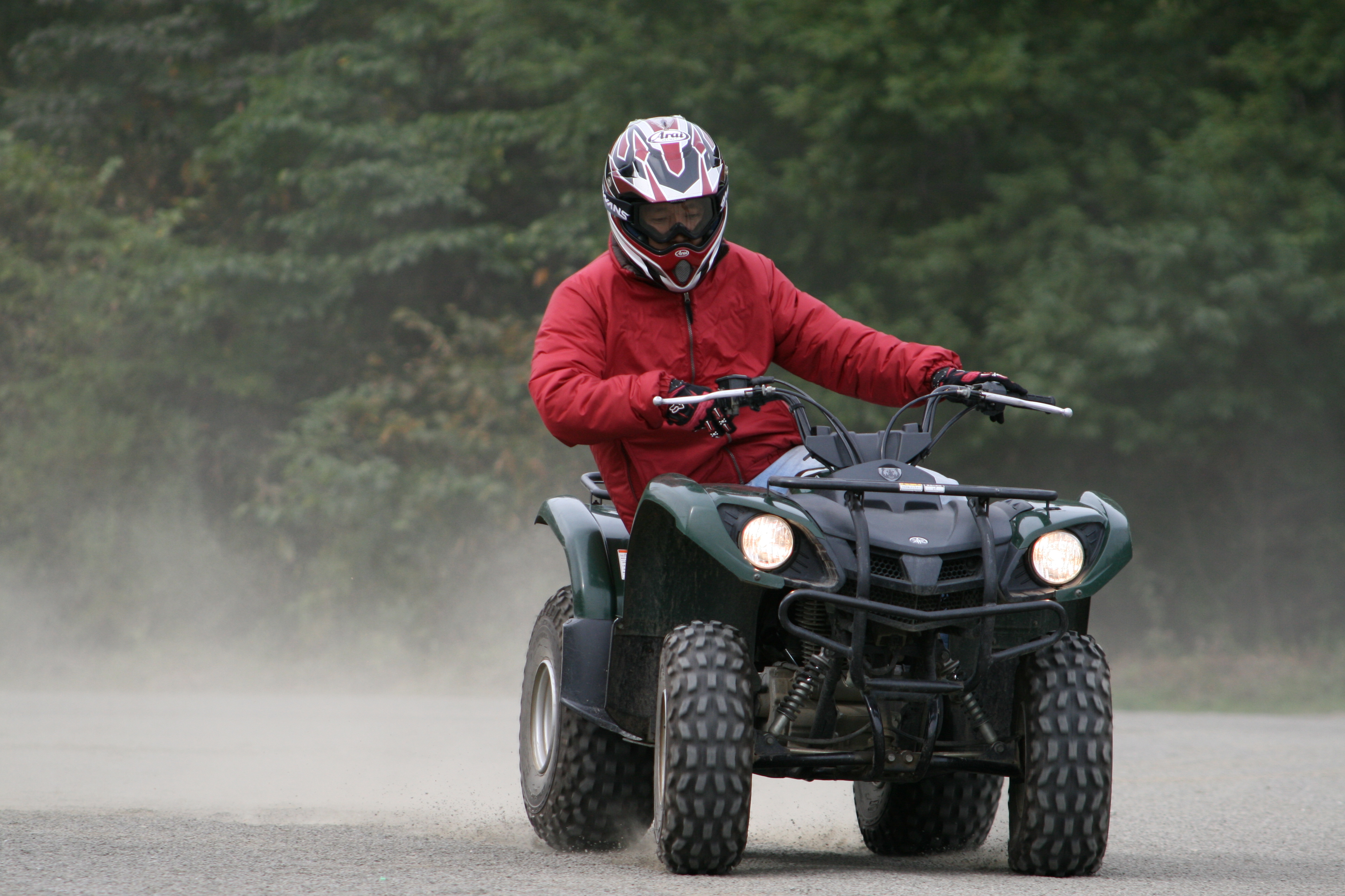 驾着山地摩托车,行驶在全长3公里的林海道路,您可以选择悠悠前行欣赏