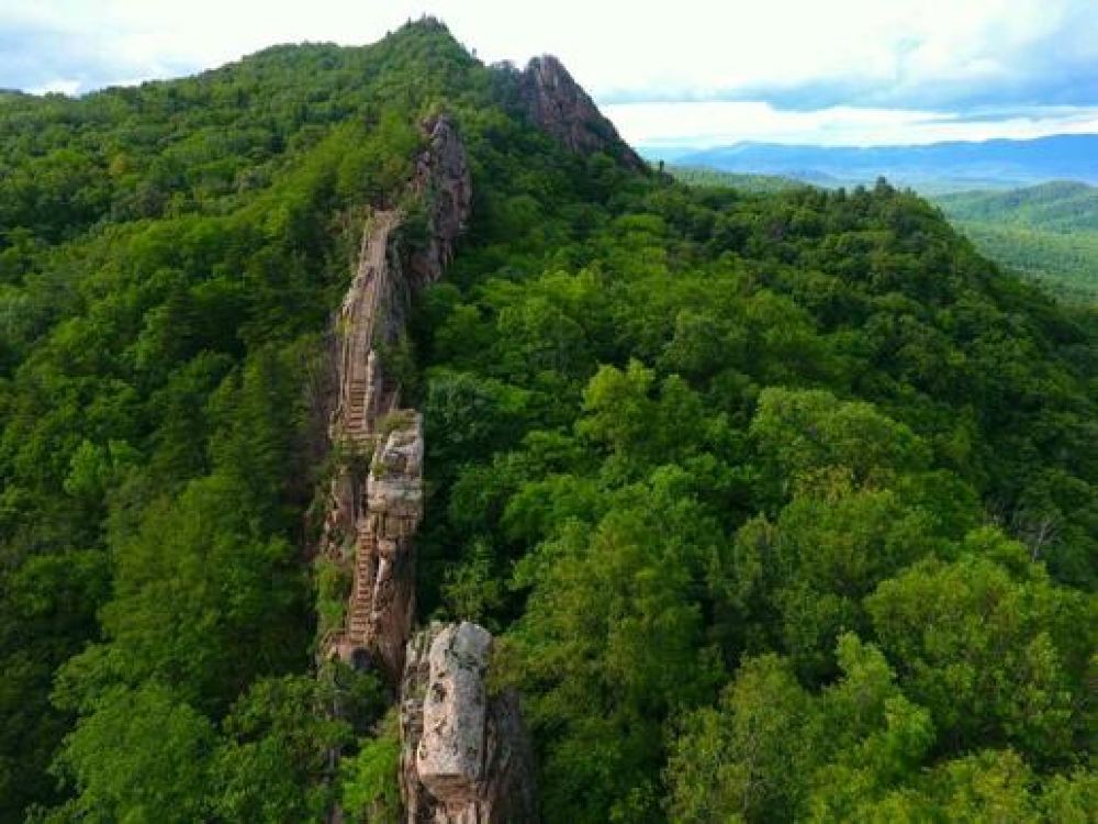 哈尔滨鸡冠山一日游春季踏青惊险悬崖栈道