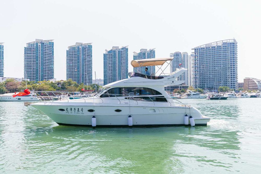 三亚游艇租赁50尺三层飞桥艇出海三小时游艇租赁帆船出海浮潜海钓水果