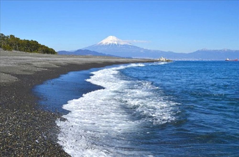 三保之松原7公里的海岸上約生長著3萬棵松樹,松林的翠綠與白色的浪花