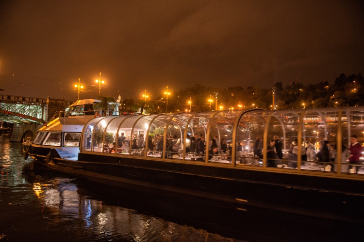 【玩乐介绍】 您可以在现代豪华游轮的玻璃屋顶上观光布拉格最著名