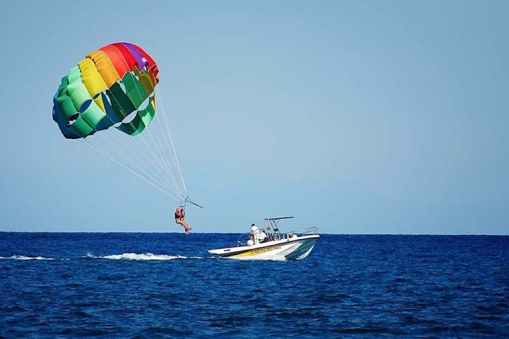 迪拜水上滑翔伞鸟瞰迪拜全景享受15分钟飞行体验飞离水面500英尺