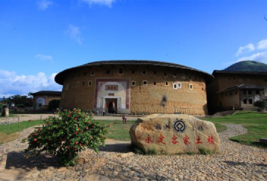 【6-8人团】福建永定土楼王+承启楼+侨福楼+世泽楼+五云楼【[安心出行]厦门本土旅行社，多年土楼专线，天天发团，服务至上】