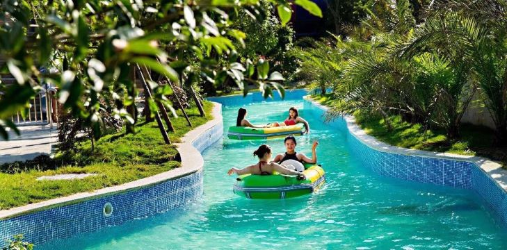 贵州凯里一日游剑河水上乐园大喇叭儿童城堡彩虹滑道漂流冲浪