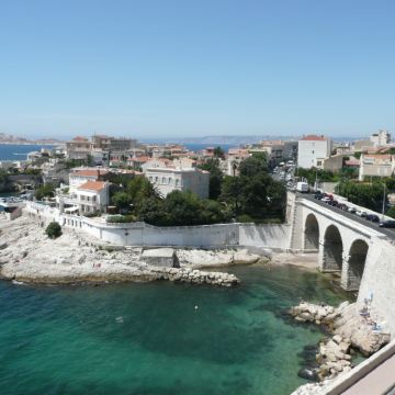 法国莱博德普罗旺斯+加尔桥+阿维尼翁+教皇宫一日游