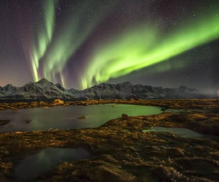 芬兰罗瓦涅米芬兰罗瓦涅米北极光下篝火野餐一日游巴士极光摄影之旅
