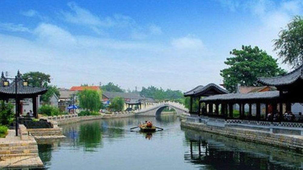 山东滕州微山湖湿地红荷风景区一日游【游湖赏荷,观景品花】