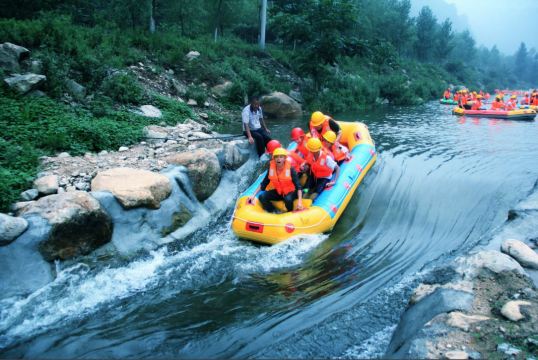 尧山第一漂一日游体验刺激漂流落差大水流激荡
