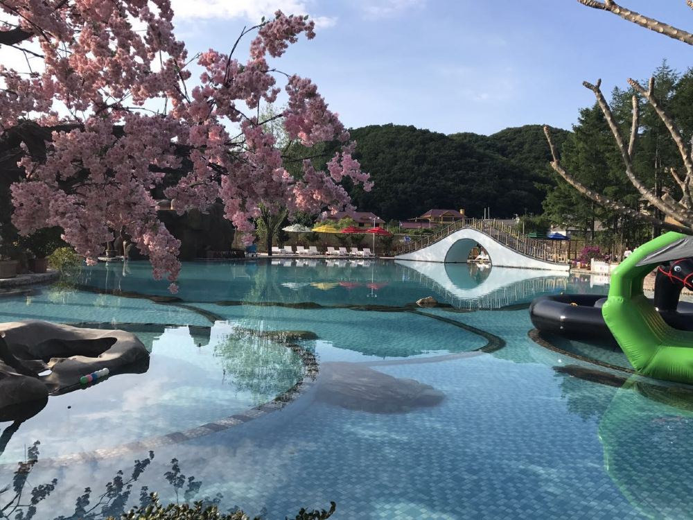 中国吉林吉林市圣鑫水世界一日游温泉体验无边际高空温泉泡池