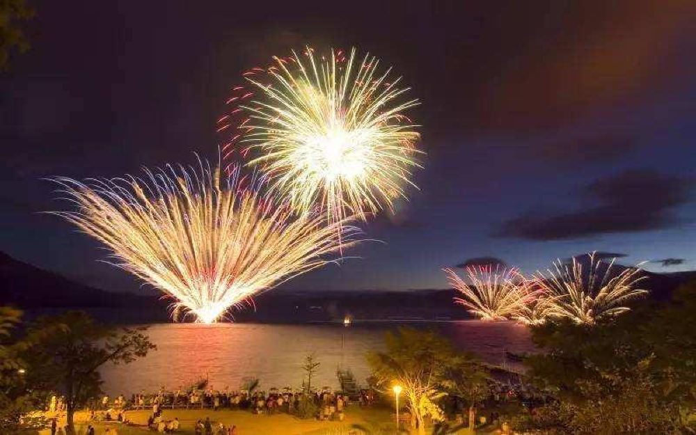 冬季奇景 冰上花火 北海道支笏湖冰雪节 花火大会辉煌之夜 绿牌巴士性价比之选线路推荐 携程玩乐