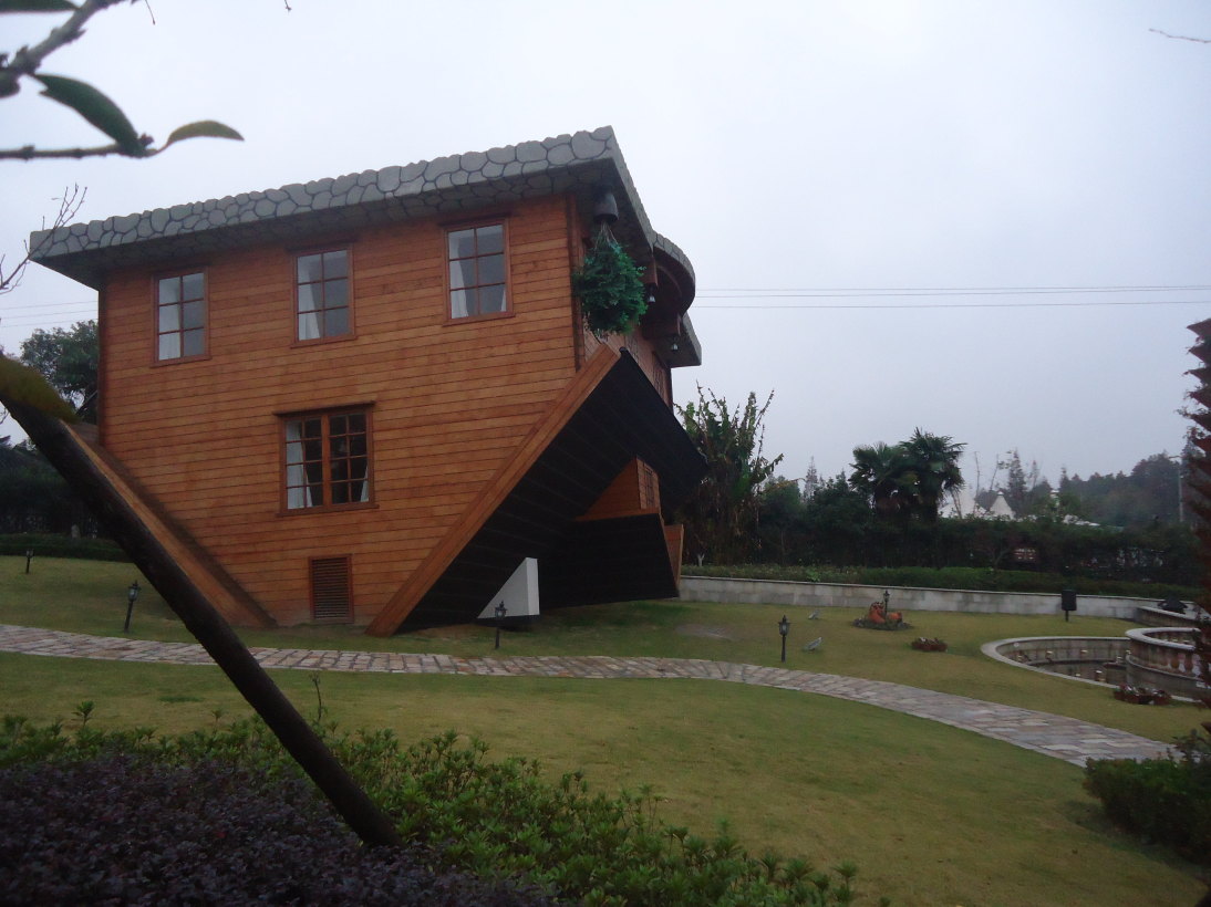 随手拍之上海波兰倒置屋