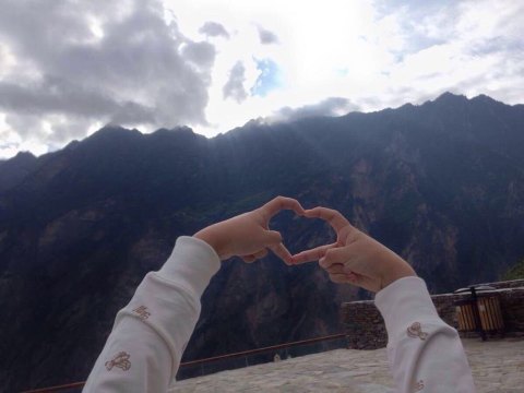 小姑娘摆出的心型手势 甲居藏寨