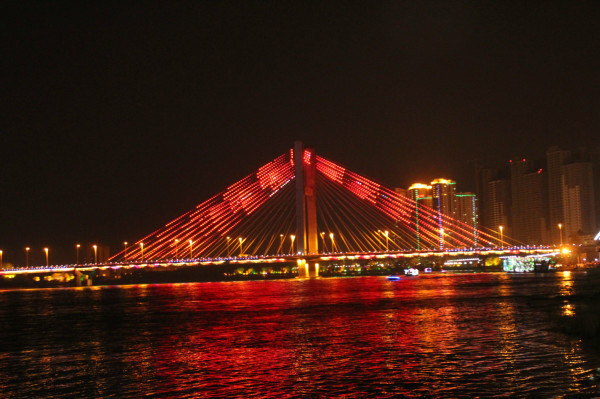 吉林市 地形 素有 " 四面 环山 三面水, 一半 山城 一半 江 "之称 .