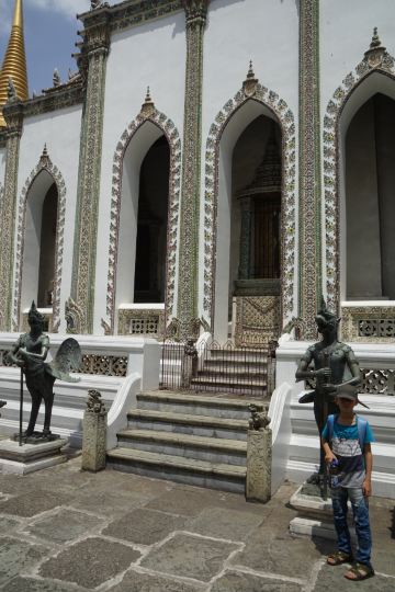 画的是东南亚著名的故事罗摩衍那的泰国版,罗摩王是婆罗门教三大掏貂