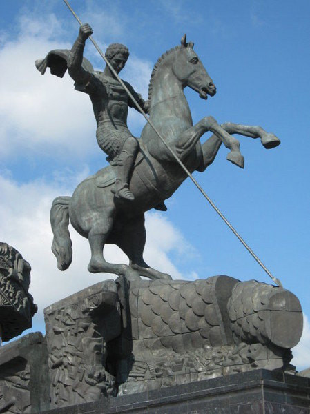 下边是一组雕像,圣乔治屠龙是莫斯科的市徽.