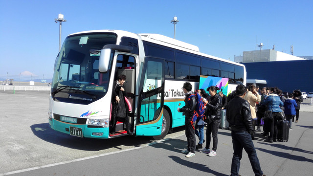 几天看到日本的车的轮子都是被擦得很亮呀,这个是我们的旅行大巴轮子