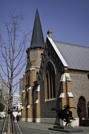 "外滩源"转角上的教堂,这里是婚纱摄影的最佳取景点,每逢周末,这儿会