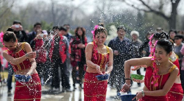 云南泼水节是哪天 CghzfVW69peAQaHfAAFy2EJqJ4I979_R_600_10000.jpg