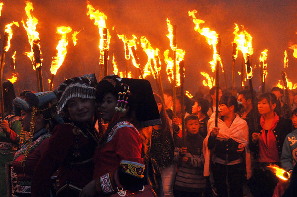 "撮泰吉"是威宁板底乡最独特神秘的民间舞剧,火把节在川,滇,黔彝族