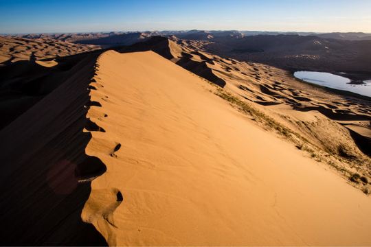 必鲁图沙峰(必鲁特峰)  坐在沙漠珠峰顶
