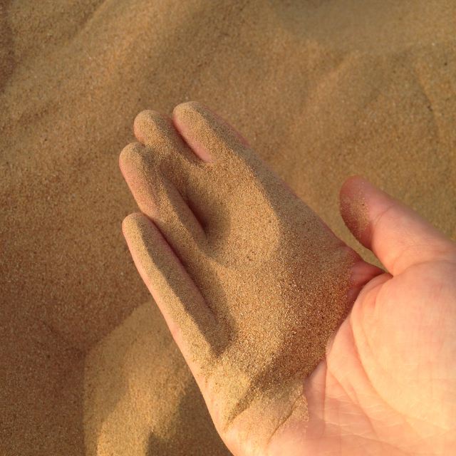 手指中随风流逝的沙子