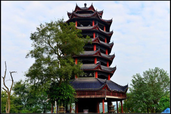 丰都鬼城也不例外,有一部分也被水淹了.