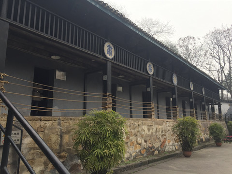 渣滓洞在重庆歌乐山,1949年11月27日国民党特务在溃逃前夕在此策划了