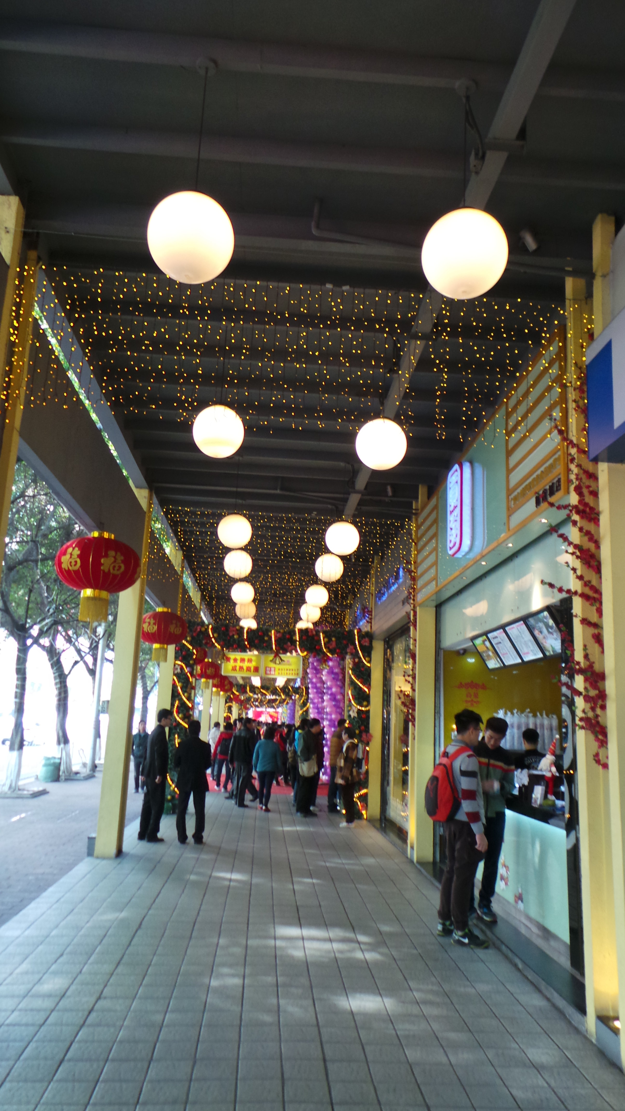 古老的骑楼也被装点一新,充满了节日的气氛. 北京路步行街