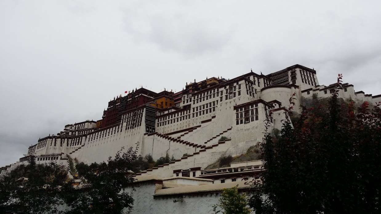 来布达拉宫,不仅可以观赏宫内收藏的大量历史文物,欣赏藏民族精彩的