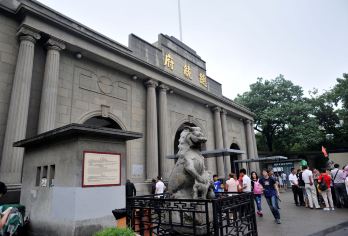 总统府+侵华日军南京大屠杀遇难同胞纪念馆+南京博物院一日活动【5景点含中山陵+夫子庙，精品团，精华景点，协助约票，景点门票、车费、导游费一价全含，行李可放车上；】