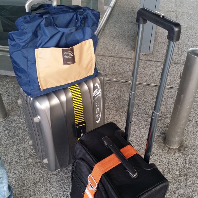 我们两人的行李,黑箱子里是相机,装备5d3, 24-70,70-200